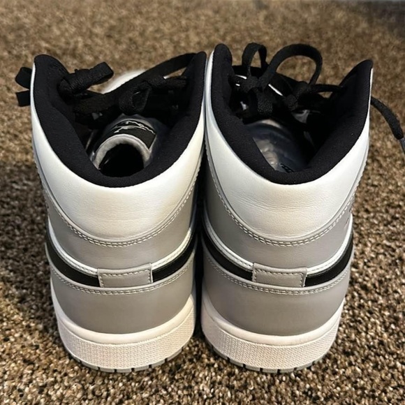 Air Jordan 1’s Grey Smoke - Picture 4 of 5